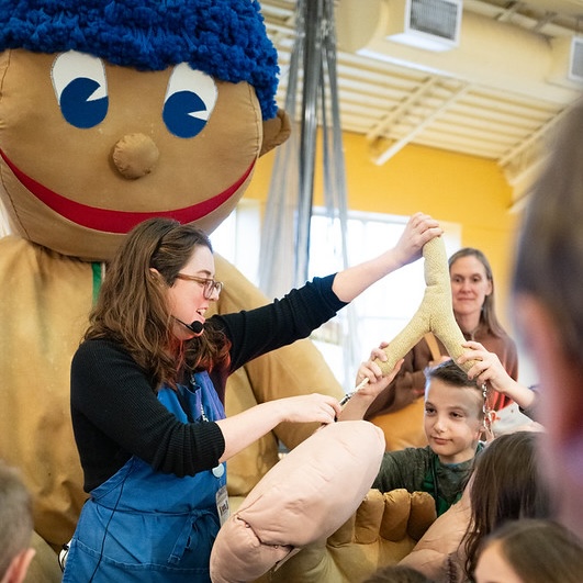 Kids meet Stuffee at WonderLab New Year’s Eve for kids